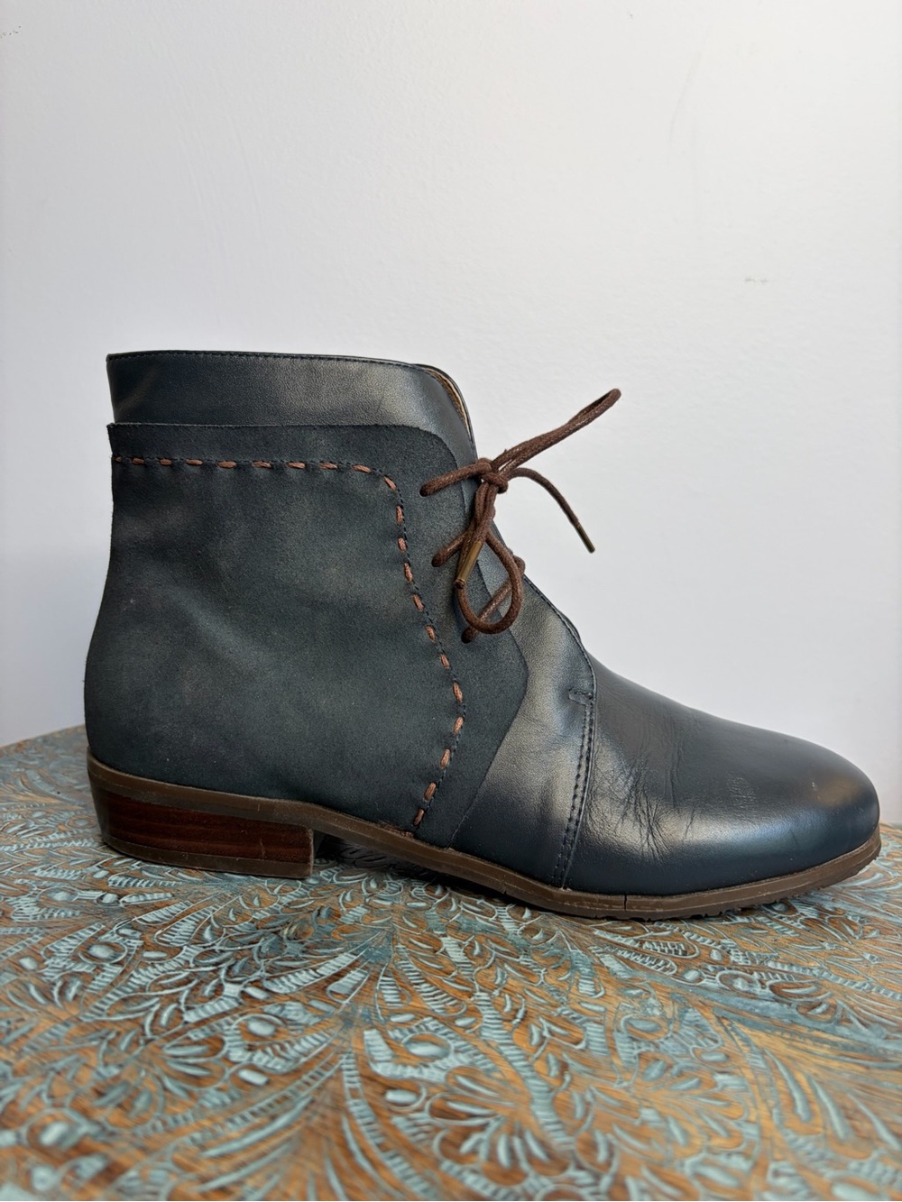Like New! Esska Blue Suede and Leather Lace Up Ankle Boots Size 39